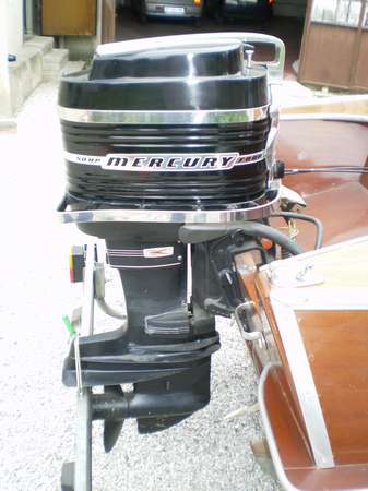 Il Mercury 500 � monumentale e magnifico a vedersi. Del 1964 anche il libretto motore